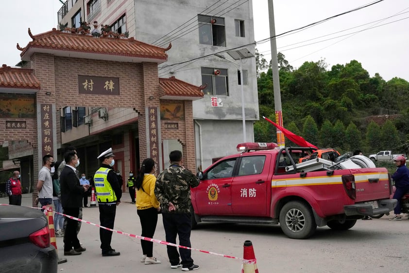 Lluvia dificulta tareas de brigadistas de accidente aéreo en China