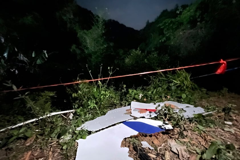 Lluvia dificulta tareas de brigadistas de accidente aéreo en China