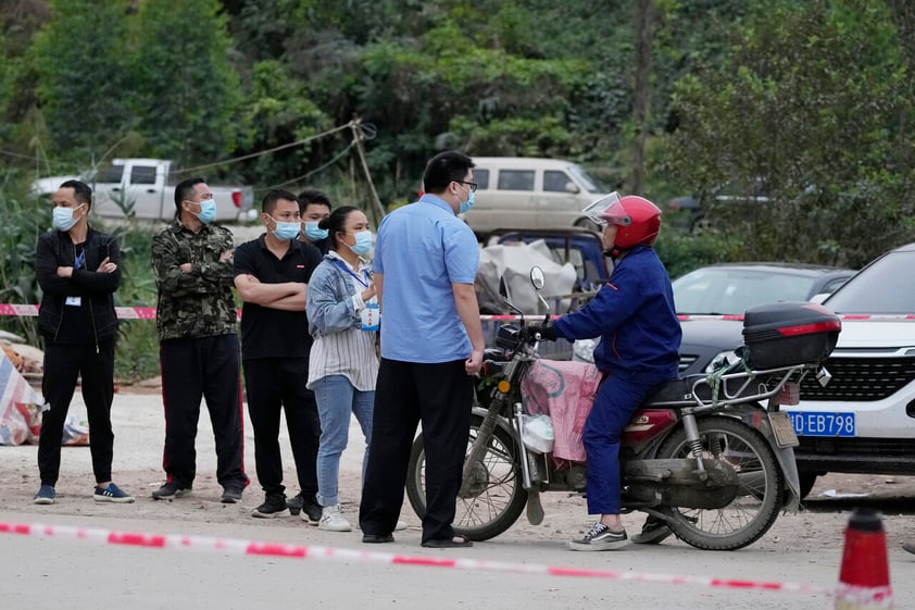 Lluvia dificulta tareas de brigadistas de accidente aéreo en China