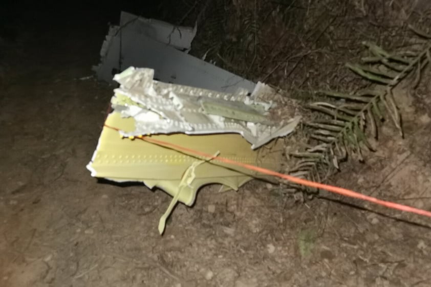 Lluvia dificulta tareas de brigadistas de accidente aéreo en China