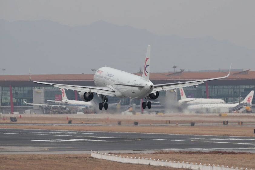 Lluvia dificulta tareas de brigadistas de accidente aéreo en China