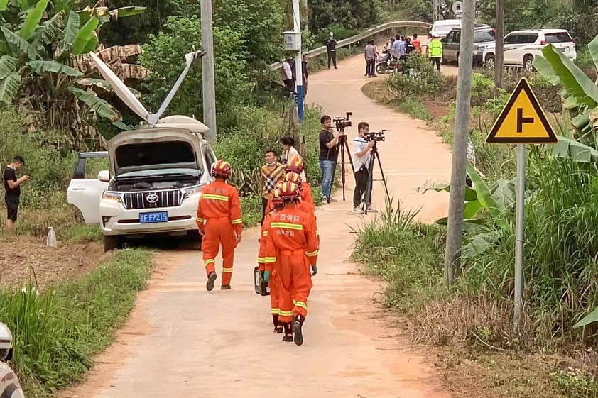 Lluvia dificulta tareas de brigadistas de accidente aéreo en China