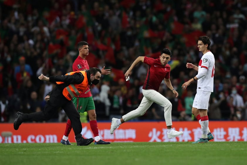 Porto (Portugal), 24/03/2022.- A pitch invader is chased by security staff after the FIFA World Cup Qatar 2022 play-off qualifying soccer match between Portugal and Turkey held on Dragao stadium in Porto, Portugal, 24 March 2022. (Mundial de Fútbol, Turquía, Catar) EFE/EPA/ESTELA SILVA