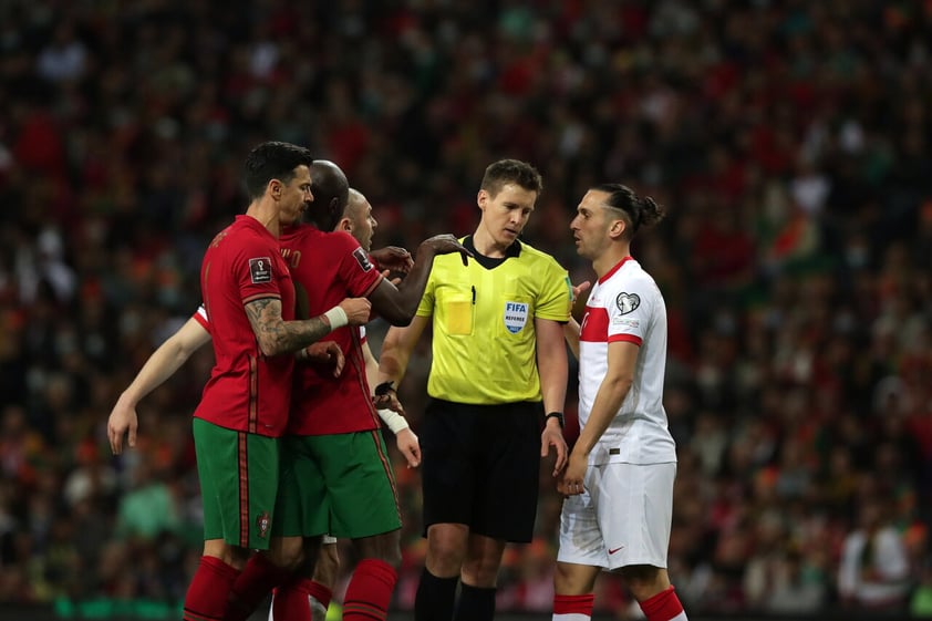 Porto (Portugal), 24/03/2022.- Referee Daniel Siebert during the FIFA World Cup Qatar 2022 play-off qualifying soccer match between Portugal and Turkey held on Dragao stadium in Porto, Portugal, 24 March 2022. (Mundial de Fútbol, Turquía, Catar) EFE/EPA/ESTELA SILVA