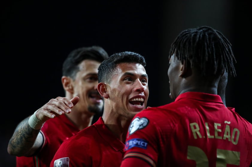 Porto (Portugal), 24/03/2022.- Portugal's Matheus Nunes (C) celebrates after scoring a goal during the FIFA World Cup Qatar 2022 play-off qualifying soccer match between Portugal and Turkey held on Dragao stadium in Porto, Portugal, 24 March 2022. (Mundial de Fútbol, Turquía, Catar) EFE/EPA/JOSE COELHO