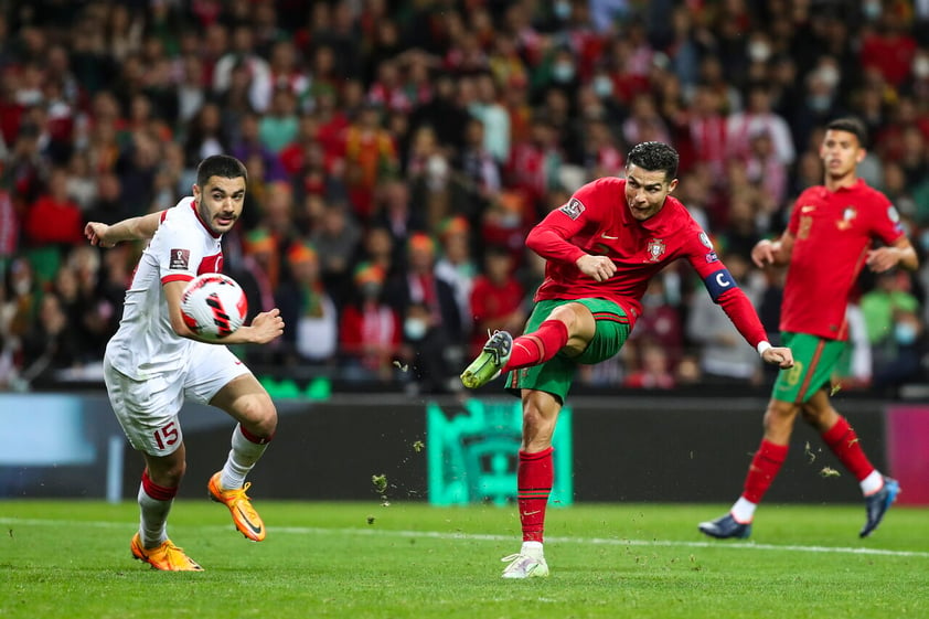 Porto (Portugal), 24/03/2022.- Portugal's Cristiano Ronaldo (R) in action during the FIFA World Cup Qatar 2022 play-off qualifying soccer match between Portugal and Turkey held on Dragao stadium in Porto, Portugal, 24 March 2022. (Mundial de Fútbol, Turquía, Catar) EFE/EPA/JOSE COELHO