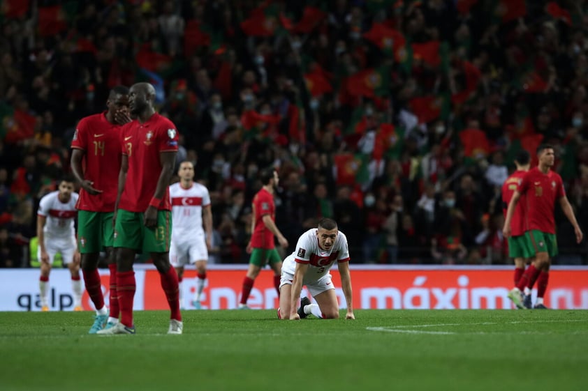 Porto (Portugal), 24/03/2022.- Turkey's Merih Demiral (C) reacts after the FIFA World Cup Qatar 2022 play-off qualifying soccer match between Portugal and Turkey held on Dragao stadium in Porto, Portugal, 24 March 2022. (Mundial de Fútbol, Turquía, Catar) EFE/EPA/ESTELA SILVA