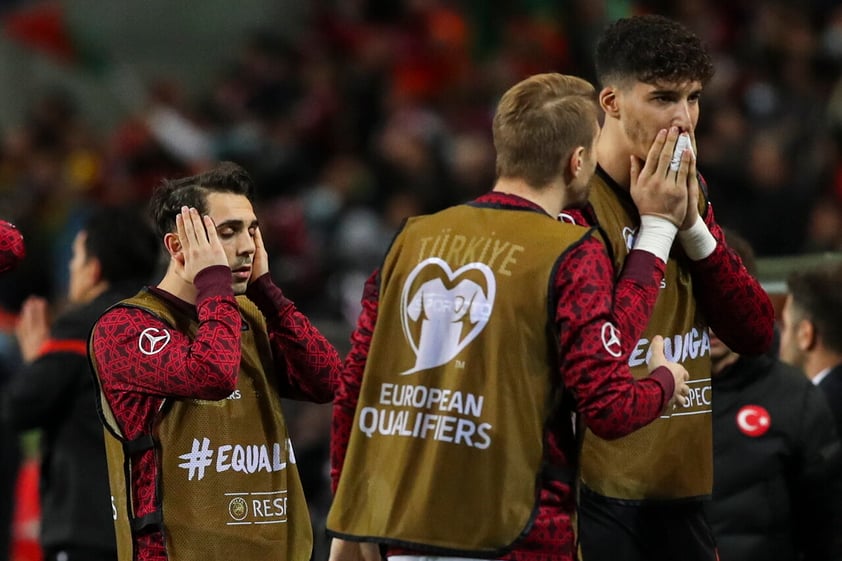 Porto (Portugal), 24/03/2022.- Turkey players react after their team mate Burak Ylmaz misses a penalty during the FIFA World Cup Qatar 2022 play-off qualifying soccer match between Portugal and Turkey held on Dragao stadium in Porto, Portugal, 24 March 2022. (Mundial de Fútbol, Turquía, Catar) EFE/EPA/JOSE COELHO