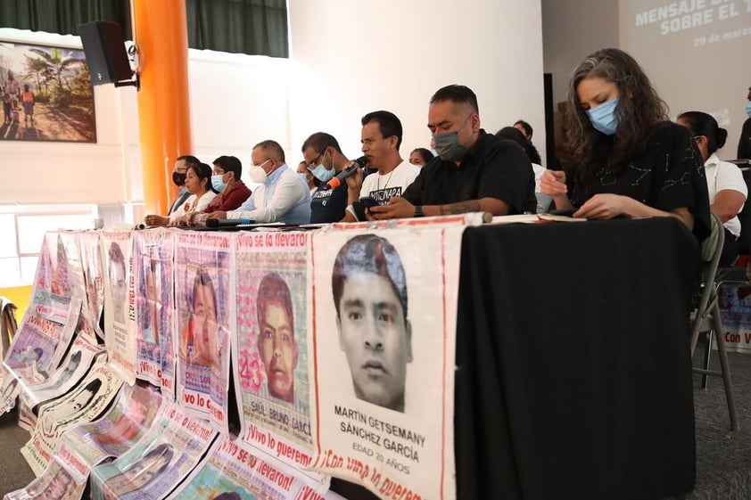 Familiares de los 43 estudiantes de Ayotzinapa reclaman a gobierno tras informe del GIEI