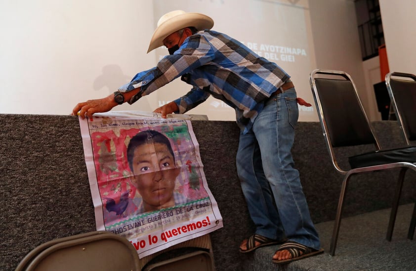 Familiares de los 43 estudiantes de Ayotzinapa reclaman a gobierno tras informe del GIEI