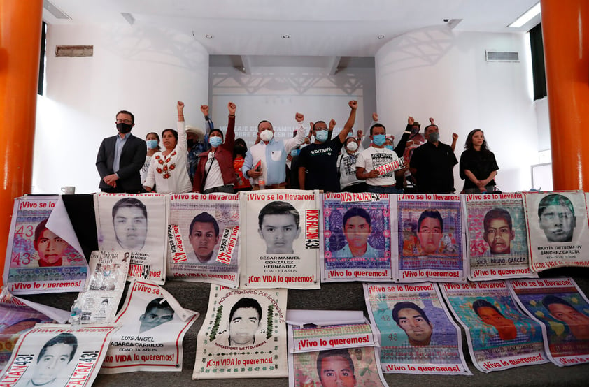 Familiares de los 43 estudiantes de Ayotzinapa reclaman a gobierno tras informe del GIEI