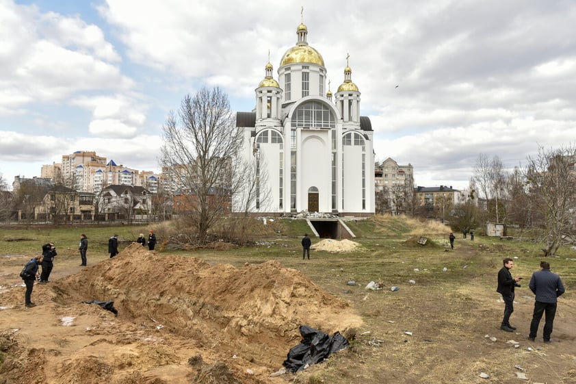 Kyiv (Ukraine), 04/04/2022.- Bodies of civilians in plastic bags lay in a mass grave in Bucha city, which was the recaptured by the Ukrainian army, Kyiv (Kiev) area, Ukraine, 04 April 2022. More than 410 bodies of killed civilians were carried from the recaptured territory in Kyiv's area for exgumation and expert examination. The UN Human Rights Council has decided to launch an investigation into the violations committed after Russia's full-scale invasion of Ukraine as Ukrainian Parliament reported. On 24 February, Russian troops had entered Ukrainian territory in what the Russian president declared a 'special military operation', resulting in fighting and destruction in the country, a huge flow of refugees, and multiple sanctions against Russia. (Rusia, Ucrania) EFE/EPA/OLEG PETRASYUK ATTENTION: GRAPHIC CONTENT