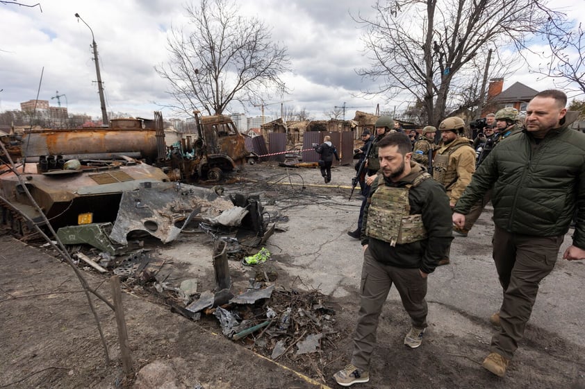 Kyiv (Ukraine), 04/04/2022.- A handout photo made available by the Ukrainian Presidential Press Service shows Ukrainian President Volodymyr Zelensky (C) walking by a street with damaged Russian machinery in the recaptured by the Ukrainian army Bucha city of Kyiv (Kiev) area, Ukraine, 04 April 2022. On 24 February, Russian troops had entered Ukrainian territory in what the Russian president declared a 'special military operation', resulting in fighting and destruction in the country, a huge flow of refugees, and multiple sanctions against Russia. (Rusia, Ucrania) EFE/EPA/UKRAINIAN PRESIDENTIAL PRESS SERVICE HANDOUT HANDOUT EDITORIAL USE ONLY/NO SALES