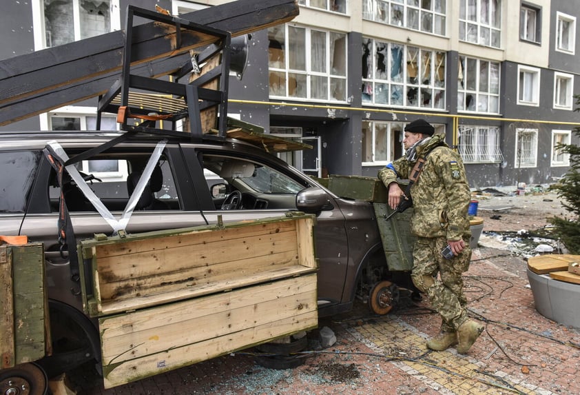 Kyiv (Ukraine), 04/04/2022.- Ukrainian serviceman stands near a damaged residential building in Bucha city, which was the recaptured by the Ukrainian army, Kyiv (Kiev) area, Ukraine, 04 April 2022. More than 410 bodies of killed civilians were carried from the recaptured territory in Kyiv's area for exgumation and expert examination. The UN Human Rights Council has decided to launch an investigation into the violations committed after Russia's full-scale invasion of Ukraine as Ukrainian Parliament reported. On 24 February, Russian troops had entered Ukrainian territory in what the Russian president declared a 'special military operation', resulting in fighting and destruction in the country, a huge flow of refugees, and multiple sanctions against Russia. (Rusia, Ucrania) EFE/EPA/OLEG PETRASYUK ATTENTION: GRAPHIC CONTENT