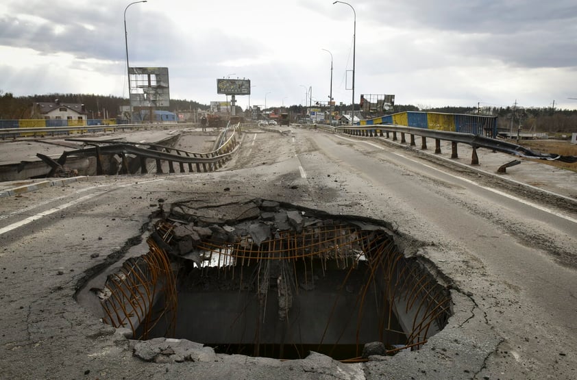 Kyiv (Ukraine), 04/04/2022.- A shelling hole is seen on a damaged bridge in Bucha city, which was the recaptured by the Ukrainian army, Kyiv (Kiev) area, Ukraine, 04 April 2022. More than 410 bodies of killed civilians were carried from the recaptured territory in Kyiv's area for exgumation and expert examination. The UN Human Rights Council has decided to launch an investigation into the violations committed after Russia's full-scale invasion of Ukraine as Ukrainian Parliament reported. On 24 February, Russian troops had entered Ukrainian territory in what the Russian president declared a 'special military operation', resulting in fighting and destruction in the country, a huge flow of refugees, and multiple sanctions against Russia. (Rusia, Ucrania) EFE/EPA/OLEG PETRASYUK ATTENTION: GRAPHIC CONTENT