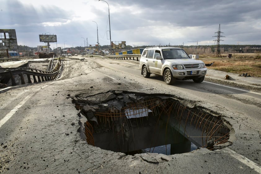 Kyiv (Ukraine), 04/04/2022.- A shelling hole is seen on a damaged bridge in Bucha city, which was the recaptured by the Ukrainian army, Kyiv (Kiev) area, Ukraine, 04 April 2022. More than 410 bodies of killed civilians were carried from the recaptured territory in Kyiv's area for exgumation and expert examination. The UN Human Rights Council has decided to launch an investigation into the violations committed after Russia's full-scale invasion of Ukraine as Ukrainian Parliament reported. On 24 February, Russian troops had entered Ukrainian territory in what the Russian president declared a 'special military operation', resulting in fighting and destruction in the country, a huge flow of refugees, and multiple sanctions against Russia. (Rusia, Ucrania) EFE/EPA/OLEG PETRASYUK ATTENTION: GRAPHIC CONTENT