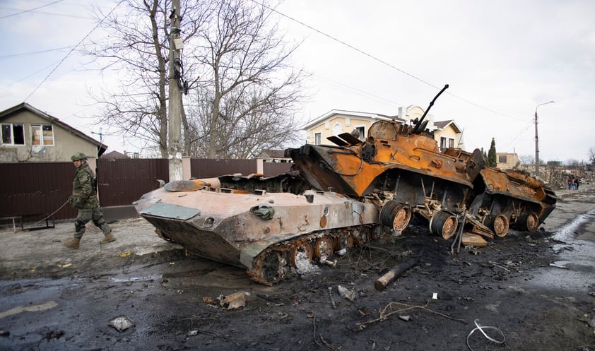 Kyiv (Ukraine), 04/04/2022.- A general view of a street with destroyed Russian military machinery is seen in the recaptured by the Ukrainian army Bucha city near Kyiv (Kiev), Ukraine, 04 April 2022. From the recaptured territory of Kyiv's area more than 410 bodies of killed civilian people were carried for exhumation and expert examination. The UN Human Rights Council has decided to launch an investigation into the violations committed after Russia's full-scale invasion of Ukraine as Ukrainian Parliament reported. On 24 February, Russian troops had entered Ukrainian territory in what the Russian president declared a 'special military operation', resulting in fighting and destruction in the country, a huge flow of refugees, and multiple sanctions against Russia. (Rusia, Ucrania) EFE/EPA/STANISLAV KOZLIUK