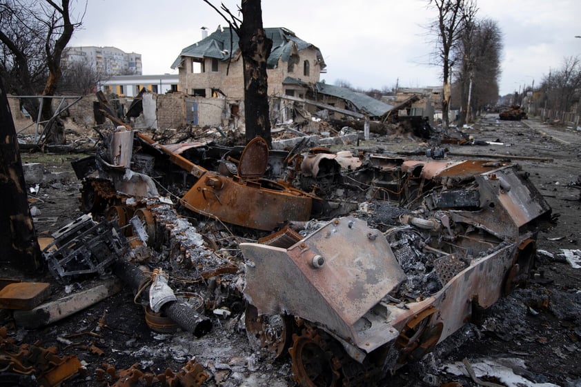 Kyiv (Ukraine), 04/04/2022.- A general view of a street with destroyed Russian military machinery is seen in the recaptured by the Ukrainian army Bucha city near Kyiv (Kiev), Ukraine, 04 April 2022. From the recaptured territory of Kyiv's area more than 410 bodies of killed civilian people were carried for exhumation and expert examination. The UN Human Rights Council has decided to launch an investigation into the violations committed after Russia's full-scale invasion of Ukraine as Ukrainian Parliament reported. On 24 February, Russian troops had entered Ukrainian territory in what the Russian president declared a 'special military operation', resulting in fighting and destruction in the country, a huge flow of refugees, and multiple sanctions against Russia. (Rusia, Ucrania) EFE/EPA/STANISLAV KOZLIUK