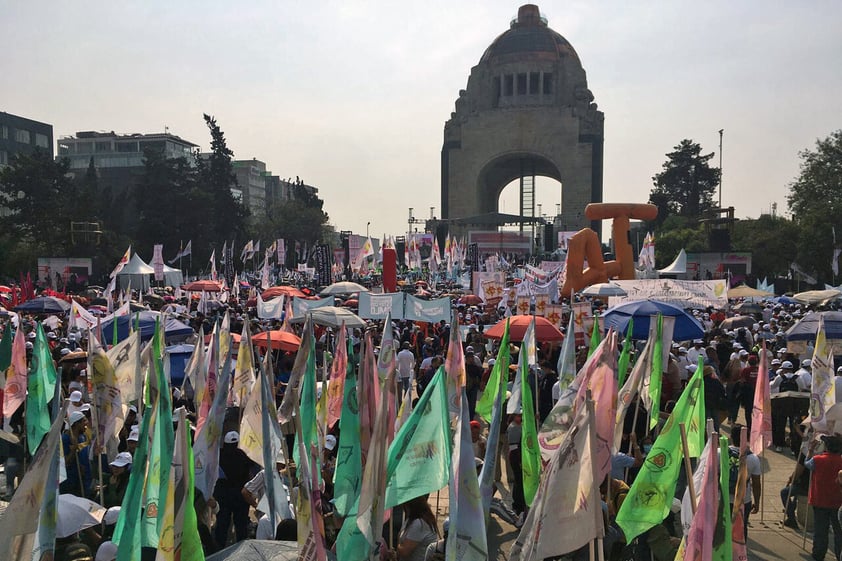 EUM20220406POL11.JPG 
CIUDAD DE MÉXICO. Protest/Protesta-Reforma Eléctrica.- 6 de abril de 2022. Aspectos del mitin en el Monumento a la Revolución en apoyo a la reforma eléctrica propuesta por el presidente Andrés Manuel López Obrador. Foto: Agencia EL UNIVERSAL/Diego Simón Sánchez/EELG