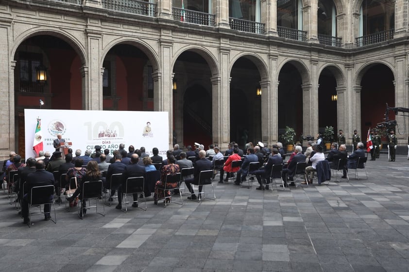 MEX891. CIUDAD DE MÉXICO(MÉXICO) 12/04/2022.- El presidente de México, Andrés Manuel López Obrador, habla durante su informe trimestral con motivo de los 100 días del cuarto año de su gobierno, hoy en Palacio Nacional de Ciudad de México (México). López Obrador insistió este martes que los legisladores que voten este domingo su propuesta de reforma constitucional del sector eléctrico deberán decidir en apoyar a la patria o por el contrario cometen un acto de 'traición'. EFE/Sashenka Gutiérrez