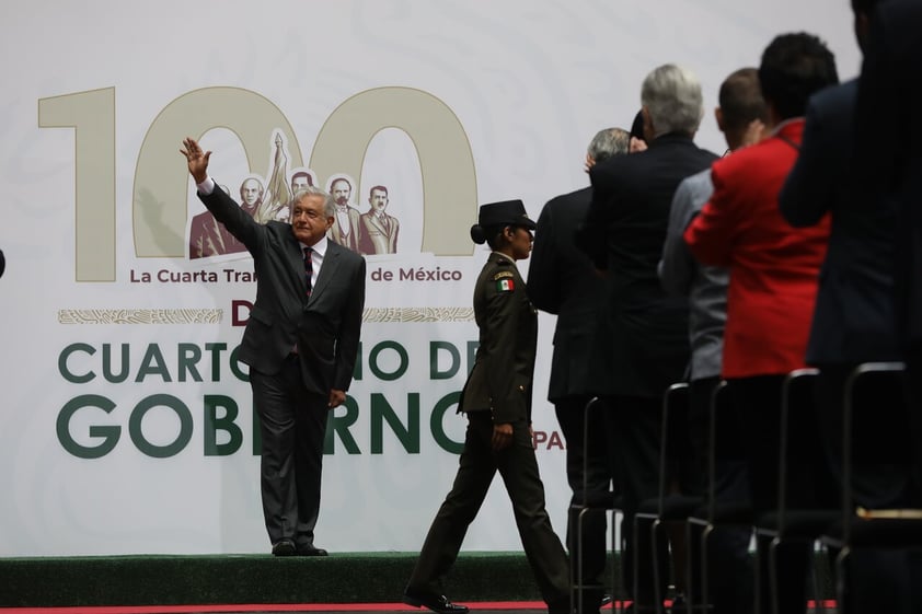 MEX891. CIUDAD DE MÉXICO(MÉXICO) 12/04/2022.- El presidente de México, Andrés Manuel López Obrador, es visto durante su informe trimestral con motivo de los 100 días del cuarto año de su gobierno, hoy en Palacio Nacional de Ciudad de México (México). López Obrador insistió este martes que los legisladores que voten este domingo su propuesta de reforma constitucional del sector eléctrico deberán decidir en apoyar a la patria o por el contrario cometen un acto de 'traición'. EFE/Sashenka Gutiérrez