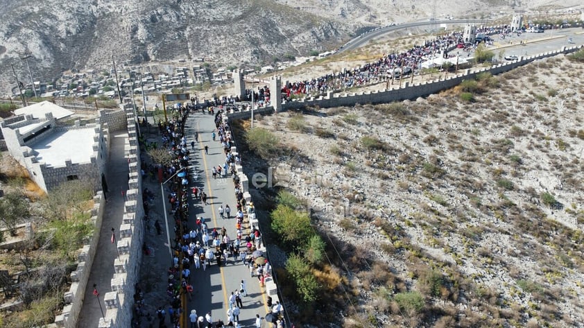 Miles de fieles reviven el Viacrucis en el Cerro de las Noas de Torreón