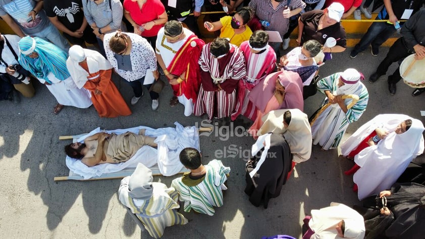 Miles de fieles reviven el Viacrucis en el Cerro de las Noas de Torreón