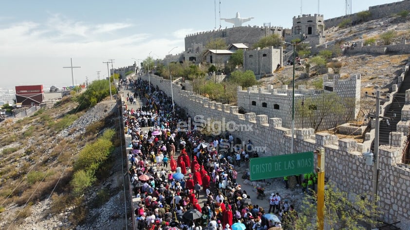 Miles de fieles reviven el Viacrucis en el Cerro de las Noas de Torreón