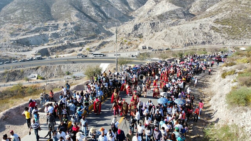 Miles de fieles reviven el Viacrucis en el Cerro de las Noas de Torreón