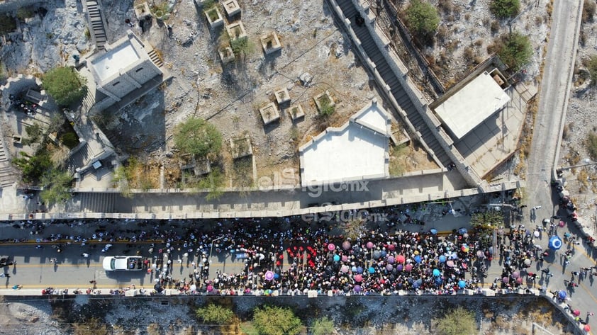 Miles de fieles reviven el Viacrucis en el Cerro de las Noas de Torreón