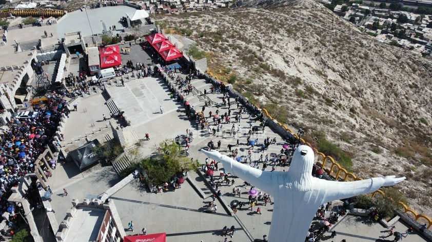 Miles de fieles reviven el Viacrucis en el Cerro de las Noas de Torreón