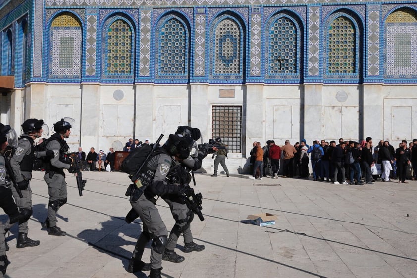 En fechas religiosas, fuerzas israelíes atacan a fieles musulmanes en Jerusalén; dejan más de 150 heridos