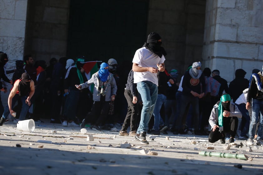 En fechas religiosas, fuerzas israelíes atacan a fieles musulmanes en Jerusalén; dejan más de 150 heridos