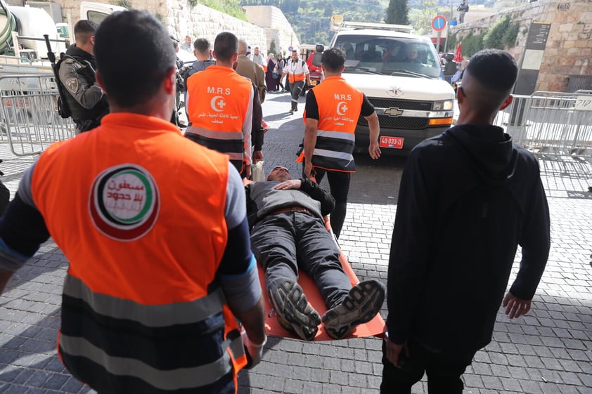 En fechas religiosas, fuerzas israelíes atacan a fieles musulmanes en Jerusalén; dejan más de 150 heridos