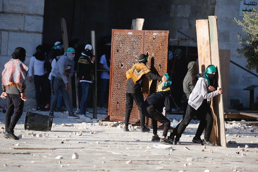 En fechas religiosas, fuerzas israelíes atacan a fieles musulmanes en Jerusalén; dejan más de 150 heridos