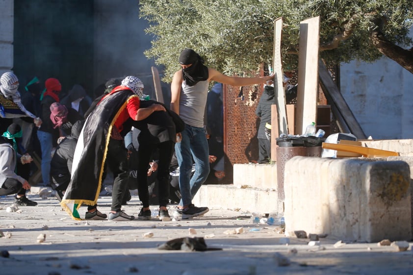 En fechas religiosas, fuerzas israelíes atacan a fieles musulmanes en Jerusalén; dejan más de 150 heridos