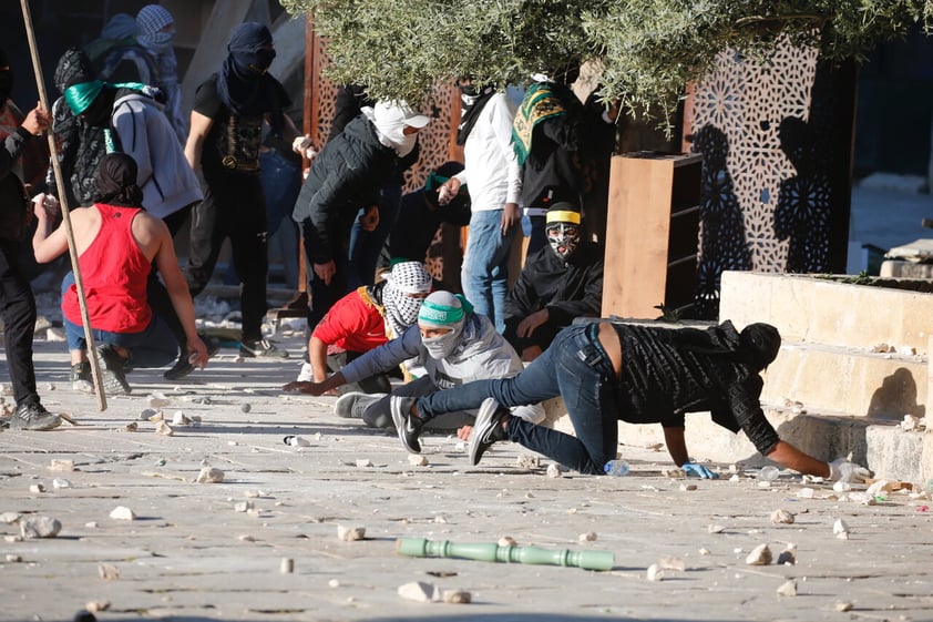 En fechas religiosas, fuerzas israelíes atacan a fieles musulmanes en Jerusalén; dejan más de 150 heridos