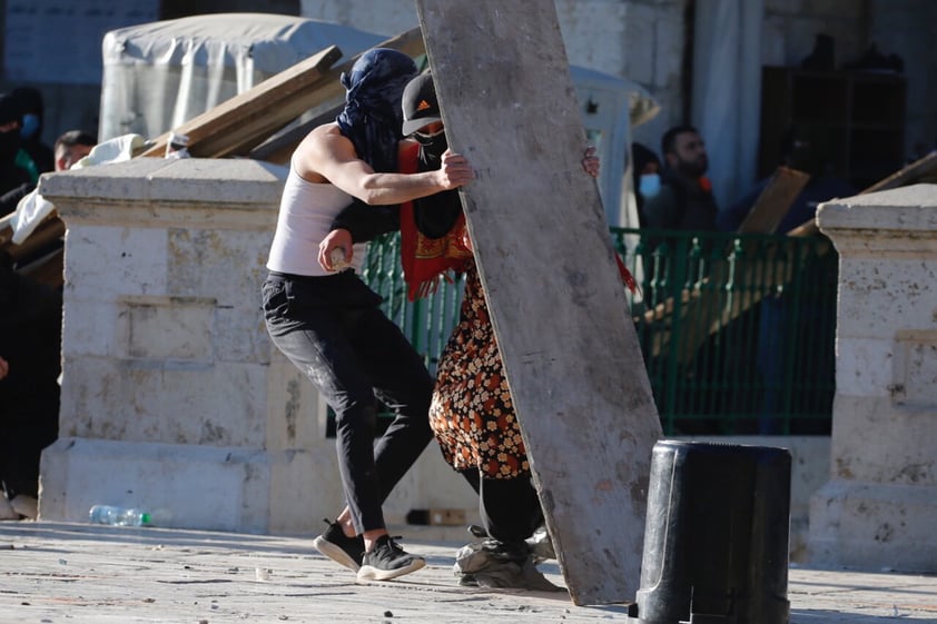 En fechas religiosas, fuerzas israelíes atacan a fieles musulmanes en Jerusalén; dejan más de 150 heridos