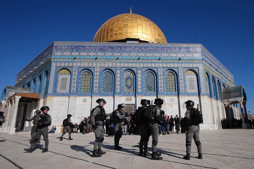 En fechas religiosas, fuerzas israelíes atacan a fieles musulmanes en Jerusalén; dejan más de 150 heridos