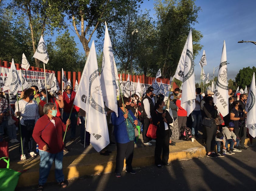 EUM20220417POL02.JPG  CIUDAD DE MÉXICO, Electrical Reform/Reforma-eléctrica.- Simpatizantes del presidente López Obrador se manifiestan afuera de la Cámara de Diputados previo a la discusión por la reforma eléctrica. Domingo 17 abril 2022. Foto: Agencia EL UNIVERSAL/Diego Simón Sánchez/LCG.