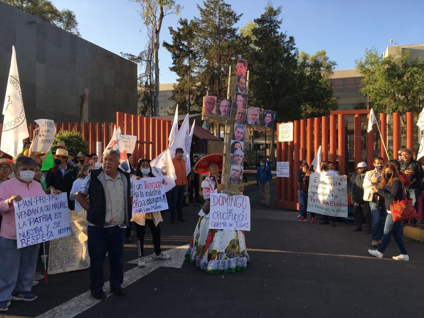 EUM20220417POL01.JPG  CIUDAD DE MÉXICO, Electrical Reform/Reforma-eléctrica.- Simpatizantes del presidente López Obrador se manifiestan afuera de la Cámara de Diputados previo a la discusión por la reforma eléctrica. Domingo 17 abril 2022. Foto: Agencia EL UNIVERSAL/Diego Simón Sánchez/LCG.