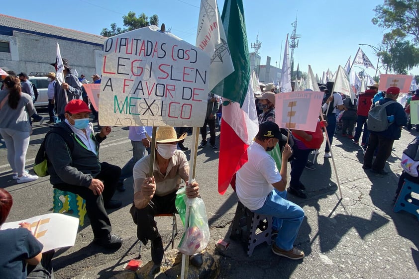 EUM20220417POL09.JPG  CIUDAD DE MÉXICO, Electrical Reform/Reforma-eléctrica.- Simpatizantes del presidente López Obrador se manifiestan afuera de la Cámara de Diputados previo a la discusión por la reforma eléctrica. Domingo 17 abril 2022. Foto: Agencia EL UNIVERSAL/Berenice Fregoso/LCG.