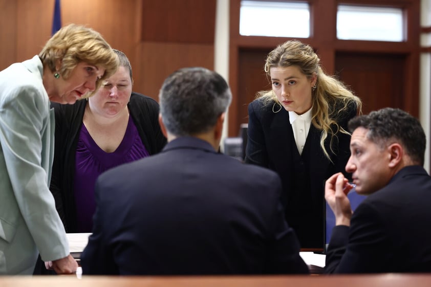 Fairfax (United States), 21/04/2022.- US actress Amber Heard (2-R) speaks with her legal team during the 50 million US dollar Depp vs Heard defamation trial at the Fairfax County Circuit Court in Fairfax, Virginia, USA, 21 April 2022. US actor Johnny Depp's 50 million US dollar defamation lawsuit against his ex-wife Amber Heard that started on 10 April is expected to last five or six weeks. (Estados Unidos) EFE/EPA/JIM LO SCALZO / POOL