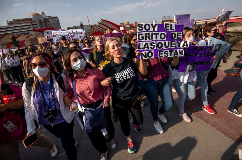 MEX1625. MONTERREY (MÉXICO), 22/04/2022.- Colectivos feministas marchan durante una protesta en la Ciudad de Monterrey en el estado de Nuevo León (México). Feministas y colectivos de familias con personas desaparecidas marcharon este viernes en la mexicana de Monterrey, capital del estado de Nuevo León, donde bloquearon una de las principales avenidas del centro de la ciudad para exigir justicia por la muerte Debanhi Escobar. EFE/Miguel Sierra