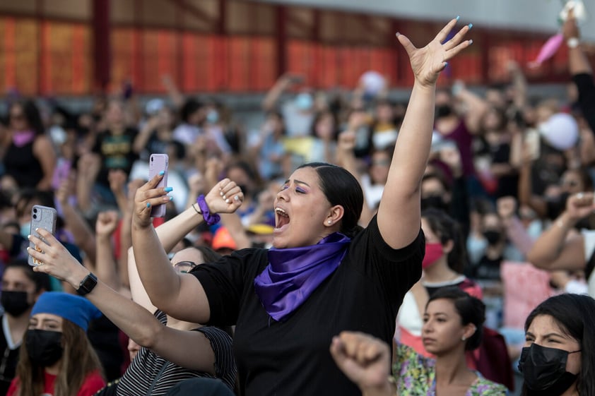 MEX1625. MONTERREY (MÉXICO), 22/04/2022.- Colectivos feministas marchan durante una protesta en la Ciudad de Monterrey en el estado de Nuevo León (México). Feministas y colectivos de familias con personas desaparecidas marcharon este viernes en la mexicana de Monterrey, capital del estado de Nuevo León, donde bloquearon una de las principales avenidas del centro de la ciudad para exigir justicia por la muerte Debanhi Escobar. EFE/Miguel Sierra