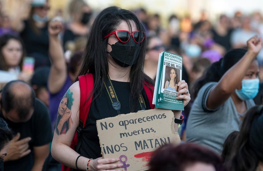 MEX1625. MONTERREY (MÉXICO), 22/04/2022.- Colectivos feministas marchan durante una protesta en la Ciudad de Monterrey en el estado de Nuevo León (México). Feministas y colectivos de familias con personas desaparecidas marcharon este viernes en la mexicana de Monterrey, capital del estado de Nuevo León, donde bloquearon una de las principales avenidas del centro de la ciudad para exigir justicia por la muerte Debanhi Escobar. EFE/Miguel Sierra