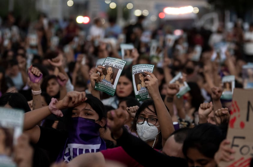 MEX1625. MONTERREY (MÉXICO), 22/04/2022.- Colectivos feministas marchan durante una protesta en la Ciudad de Monterrey en el estado de Nuevo León (México). Feministas y colectivos de familias con personas desaparecidas marcharon este viernes en la mexicana de Monterrey, capital del estado de Nuevo León, donde bloquearon una de las principales avenidas del centro de la ciudad para exigir justicia por la muerte Debanhi Escobar. EFE/Miguel Sierra