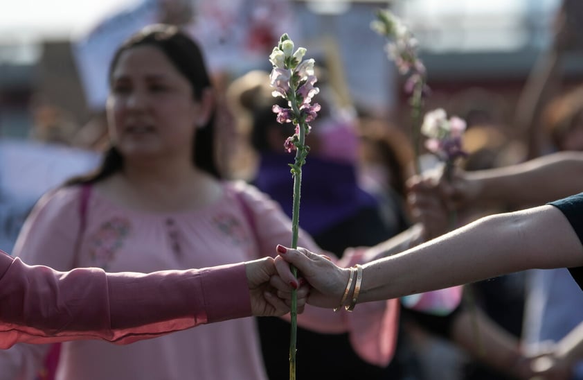 MEX1625. MONTERREY (MÉXICO), 22/04/2022.- Colectivos feministas marchan durante una protesta en la Ciudad de Monterrey en el estado de Nuevo León (México). Feministas y colectivos de familias con personas desaparecidas marcharon este viernes en la mexicana de Monterrey, capital del estado de Nuevo León, donde bloquearon una de las principales avenidas del centro de la ciudad para exigir justicia por la muerte Debanhi Escobar. EFE/Miguel Sierra