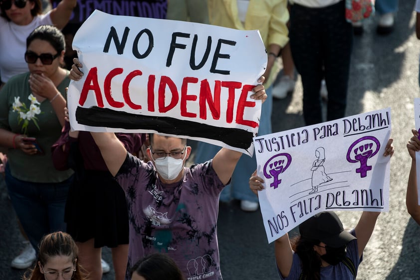 MEX1625. MONTERREY (MÉXICO), 22/04/2022.- Colectivos feministas marchan durante una protesta en la Ciudad de Monterrey en el estado de Nuevo León (México). Feministas y colectivos de familias con personas desaparecidas marcharon este viernes en la mexicana de Monterrey, capital del estado de Nuevo León, donde bloquearon una de las principales avenidas del centro de la ciudad para exigir justicia por la muerte Debanhi Escobar. EFE/Miguel Sierra