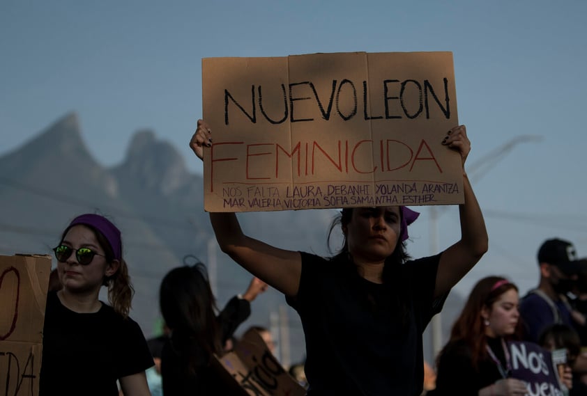 MEX1625. MONTERREY (MÉXICO), 22/04/2022.- Colectivos feministas marchan durante una protesta en la Ciudad de Monterrey en el estado de Nuevo León (México). Feministas y colectivos de familias con personas desaparecidas marcharon este viernes en la mexicana de Monterrey, capital del estado de Nuevo León, donde bloquearon una de las principales avenidas del centro de la ciudad para exigir justicia por la muerte Debanhi Escobar. EFE/Miguel Sierra